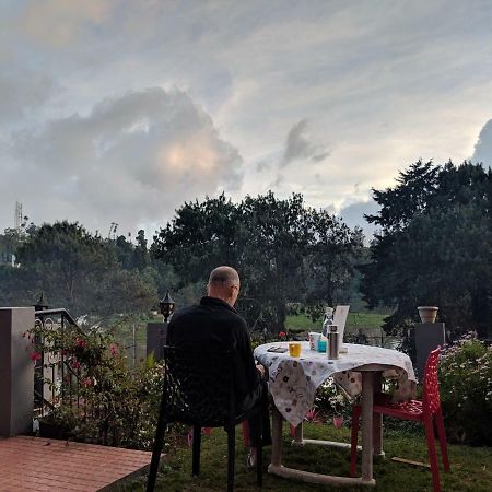 Reflections Guest House Уті Екстер'єр фото