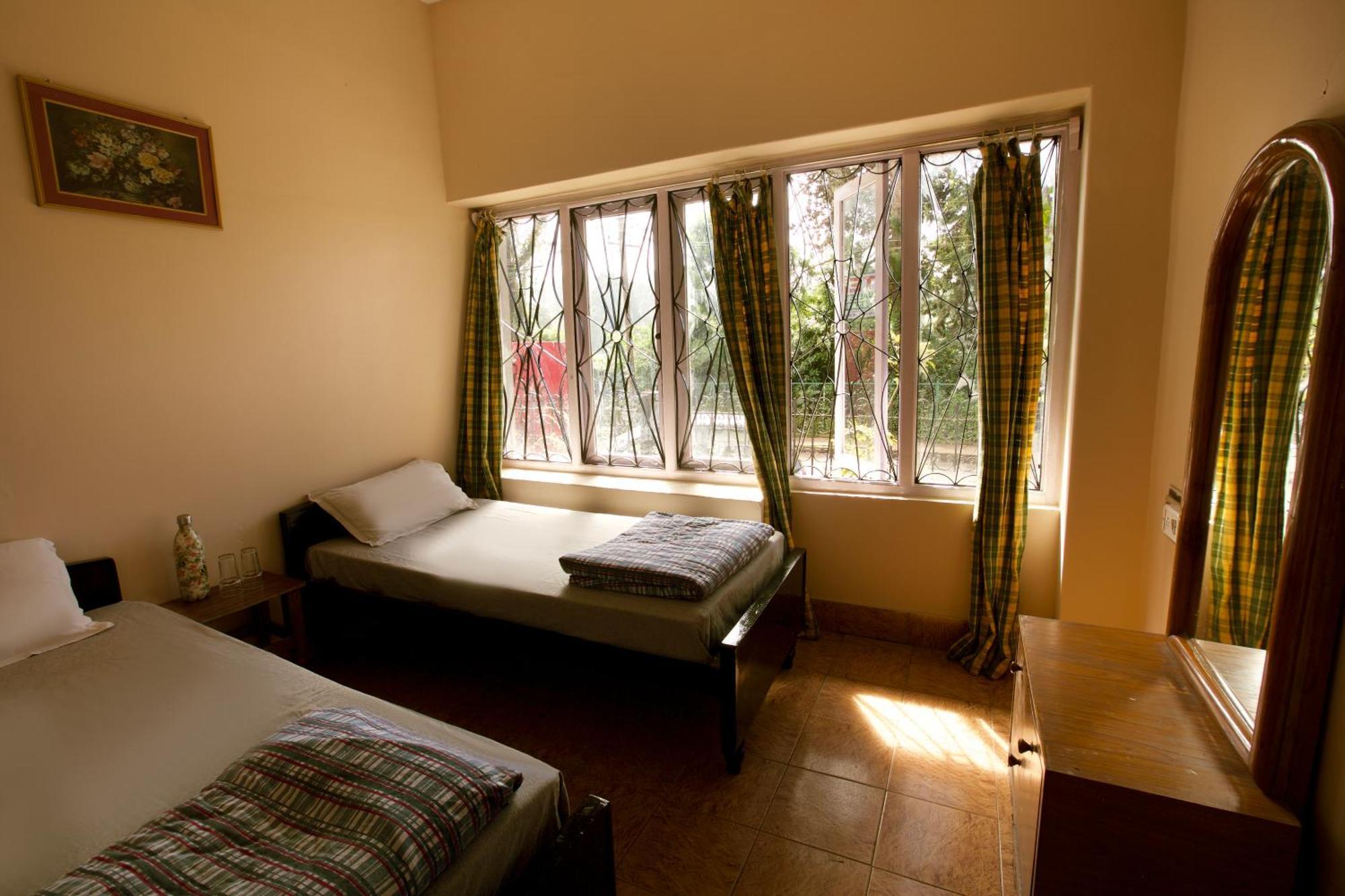 Reflections Guest House Уті Екстер'єр фото
